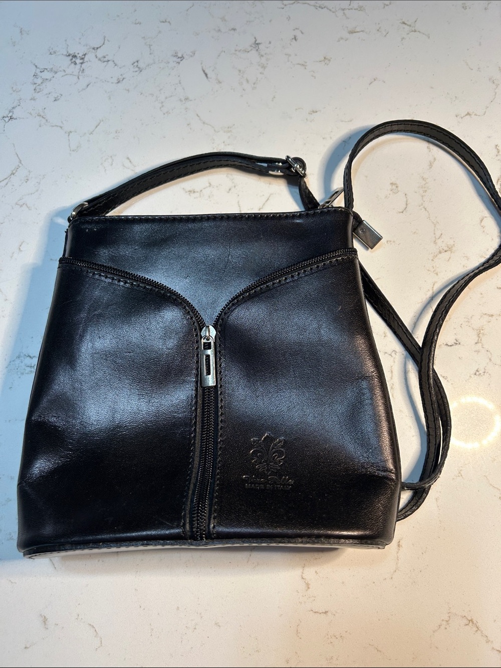 Vera Pelle Black Leather Crossbody Bag with Front Zip Detail made in Italy